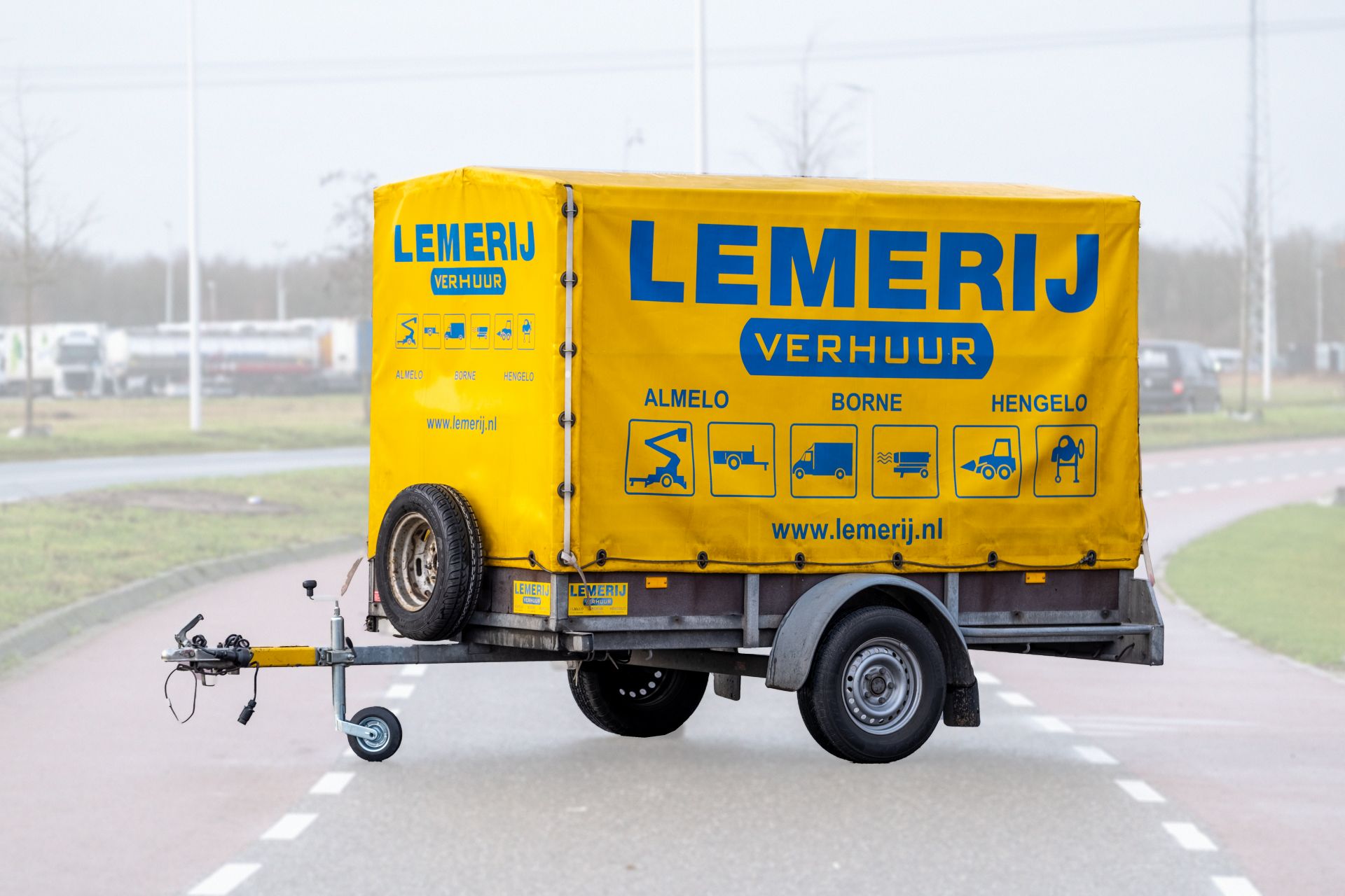 Huif aanhanger; maten: h. 155 cm - 120x250 cm ; Laadvermogen: 600 kg
