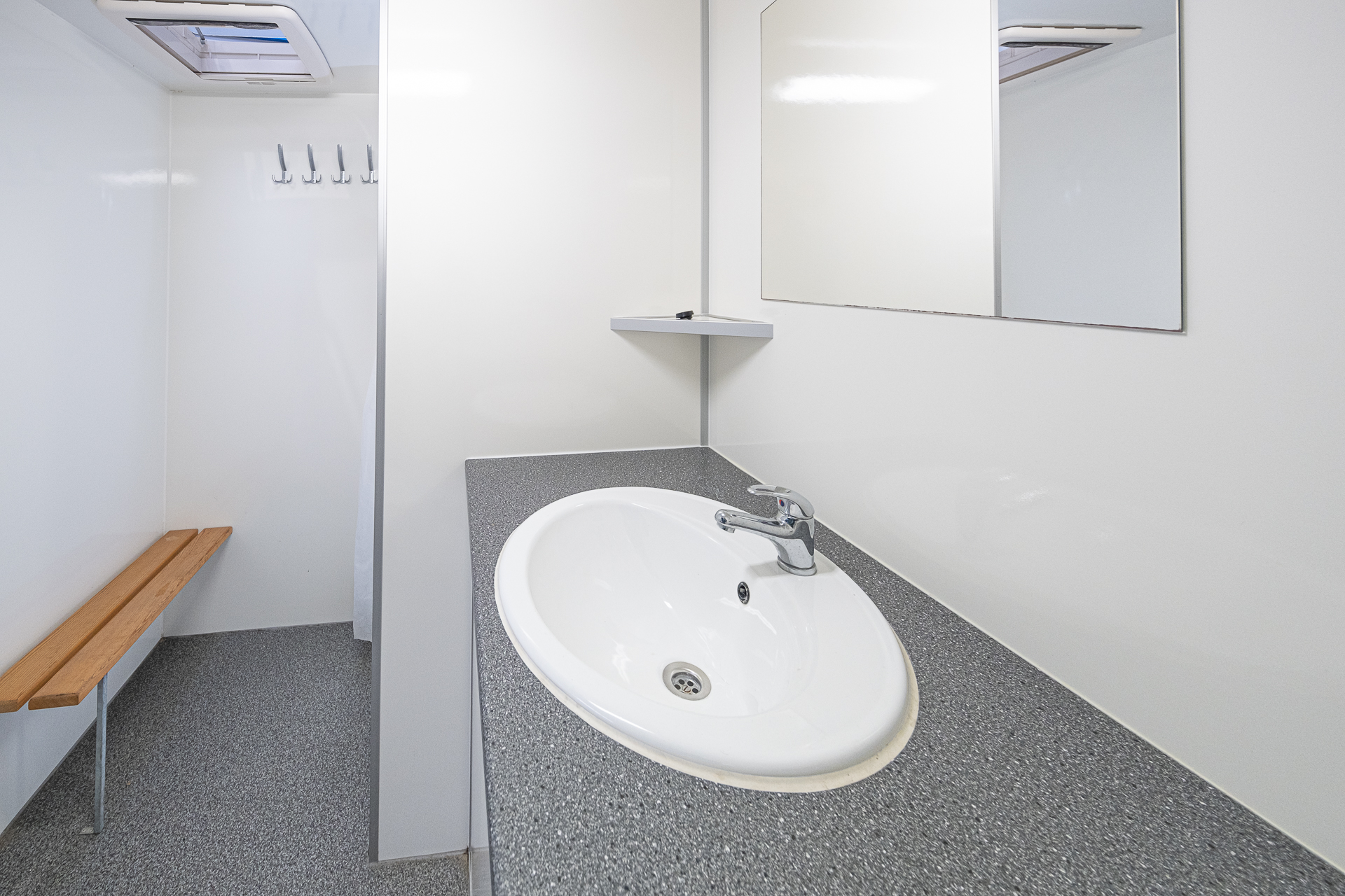 Mobiele badkamer ; (aanhangwagen model); toilet, douche en wasbak