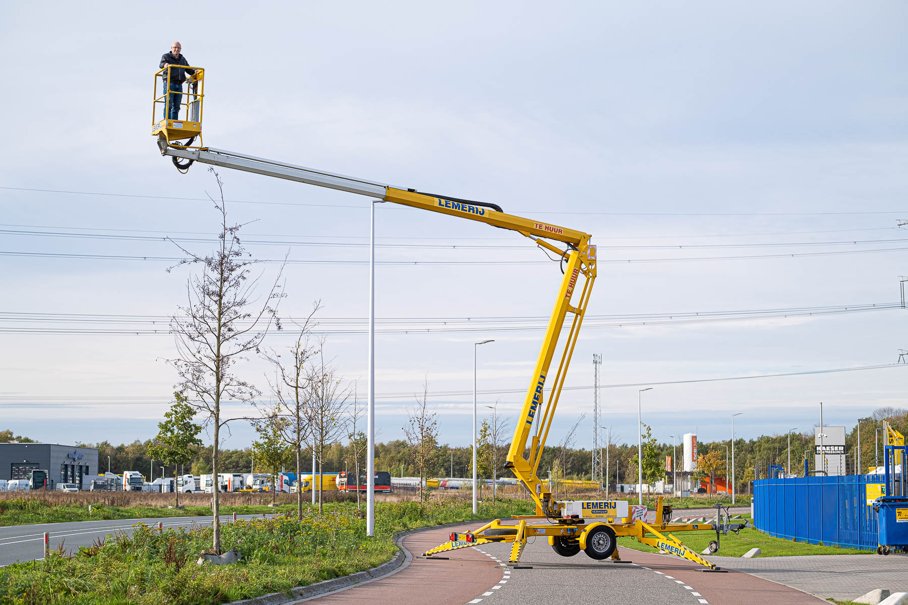 Aanhanger hoogwerker ; Kniktelescoop ; w.h. 17 m 