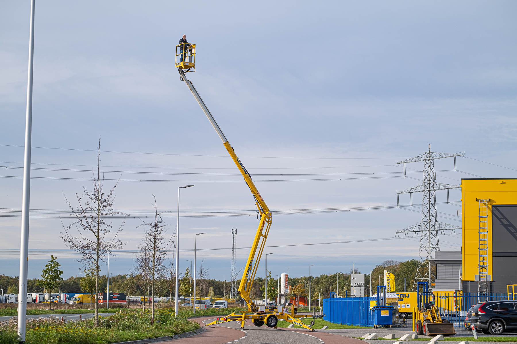 Aanhanger hoogwerker ; Kniktelescoop ; w.h. 17 m 