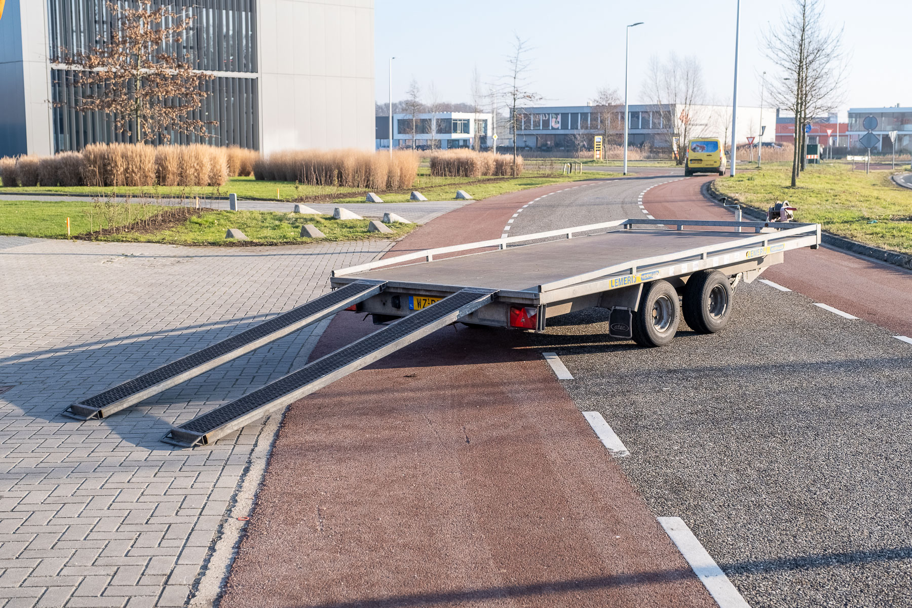 Autoambulance ; met lier en rijplaten