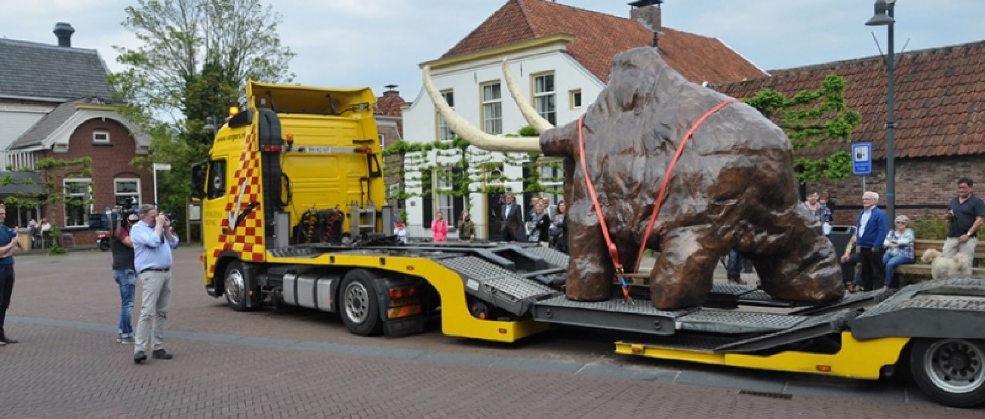 Mammoet Boris wordt met verreiker van Lemerij Verhuur van vrachtwagen gehaald en in het centrum van Borne geplaatst.