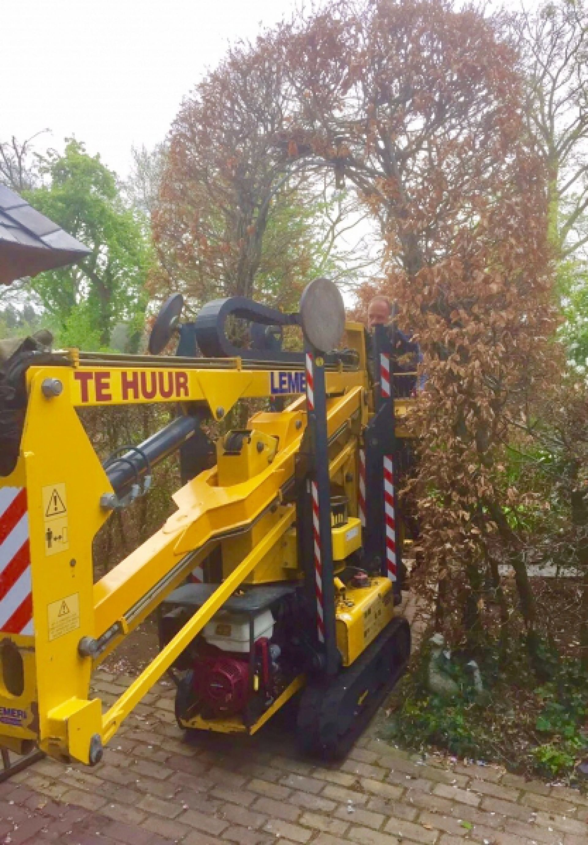 Foto: Hoogwerker voor smalle doorgang. Spinhoogwerker