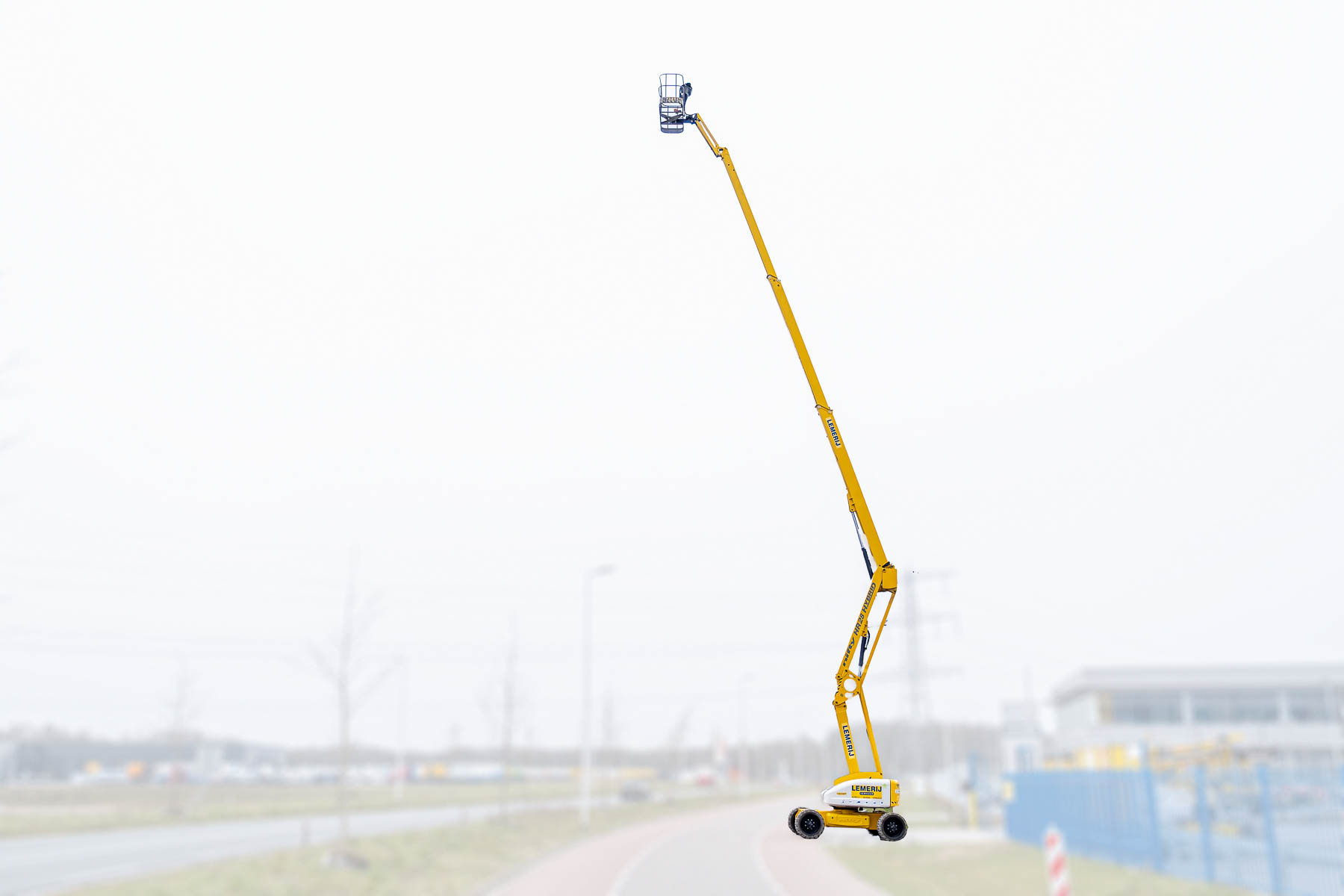 Kniktelescoophoogwerker; Hybride;  Accu / diesel (4x4); w.h. 28 m
