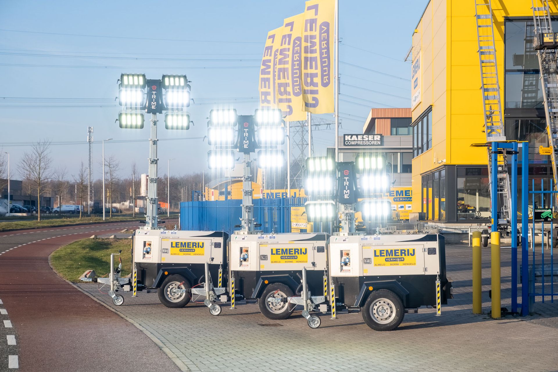 đ Nieuw in ons verhuuraanbod: Mobiele LED lichtmasten (6x320W)