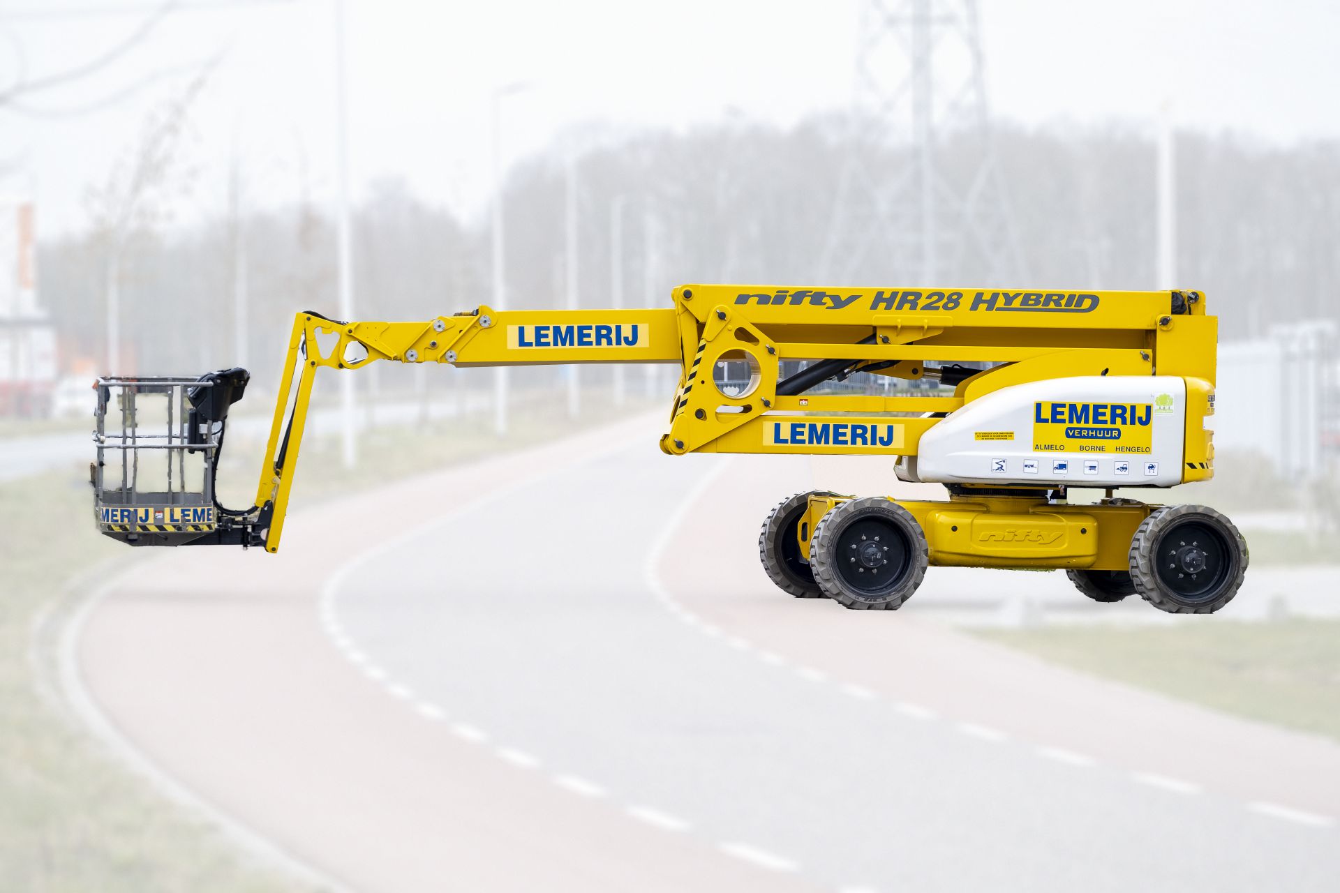 Kniktelescoophoogwerker; Hybride;  Accu / diesel (4x4); w.h. 28 m
