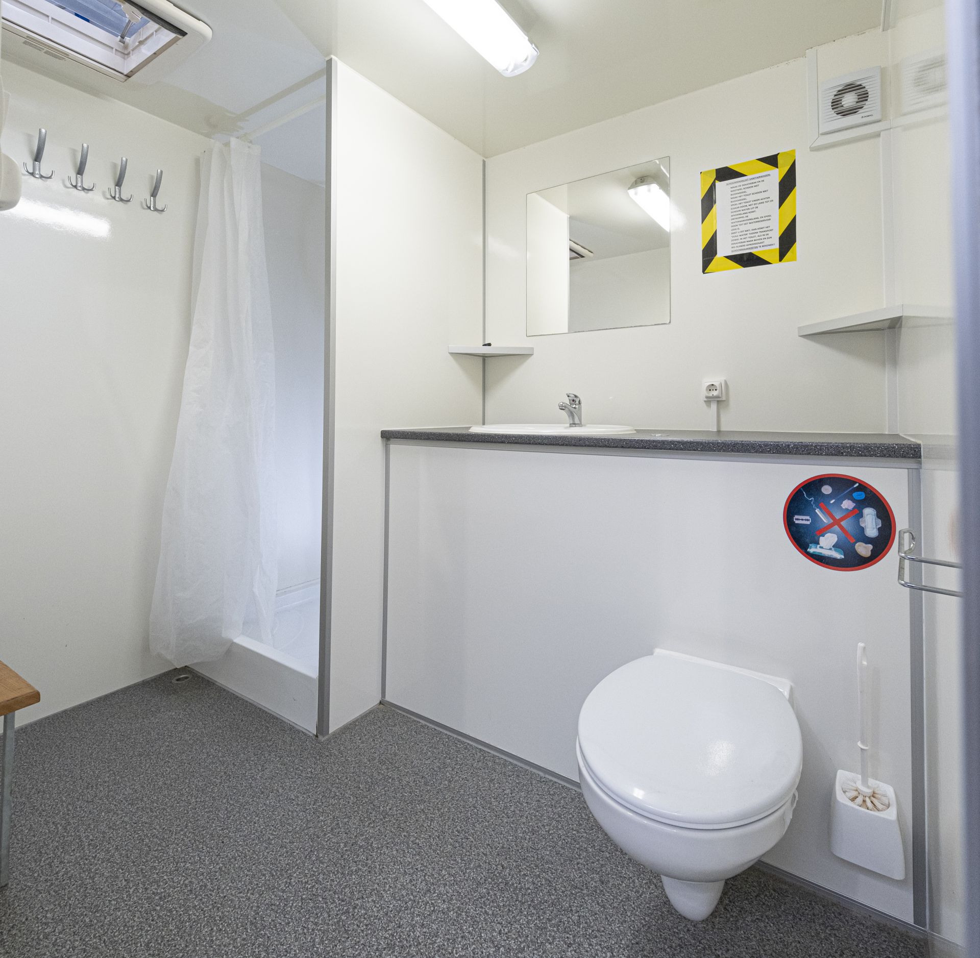 Mobiele badkamer ; (aanhangwagen model); toilet, douche en wasbak